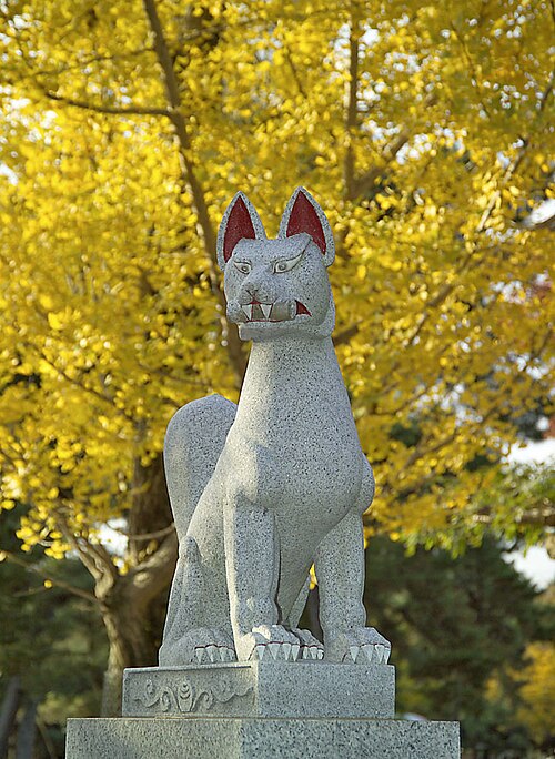 Statue de renard-gardien (koma-kitsune ; 狛狐) à l'entrée d'un sanctuaire d'Inari à Nara.